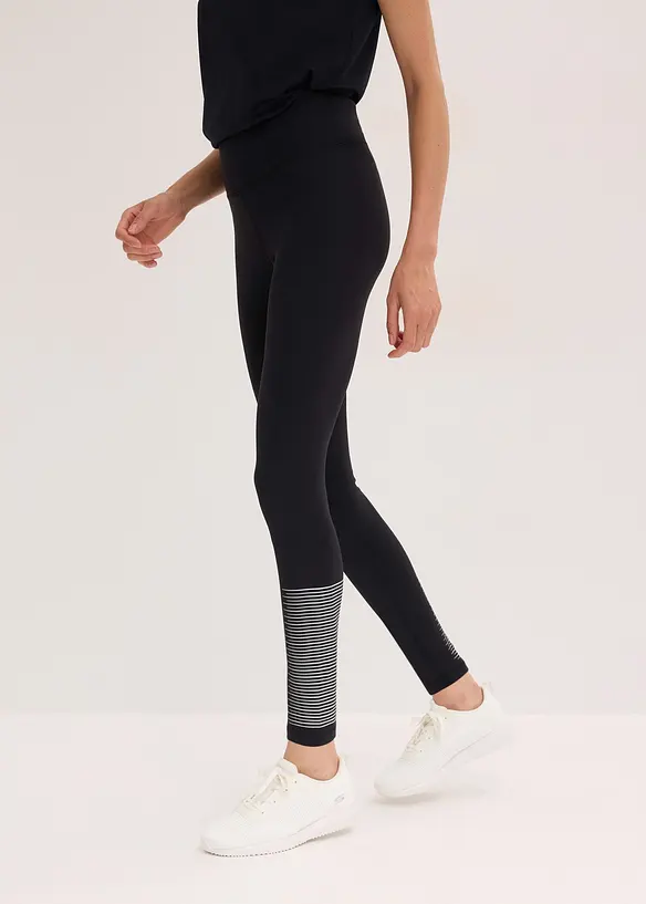 Komfort Sport-Leggings, schnelltrocknend in schwarz von vorne - bonprix Komfort Sport-Leggings, schnelltrocknend in schwarz von vorne - bonprix