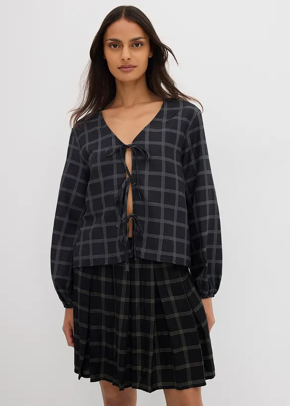 Weite Bluse aus softer Viskose in schwarz von vorne (im Anschnitt) - bonprix