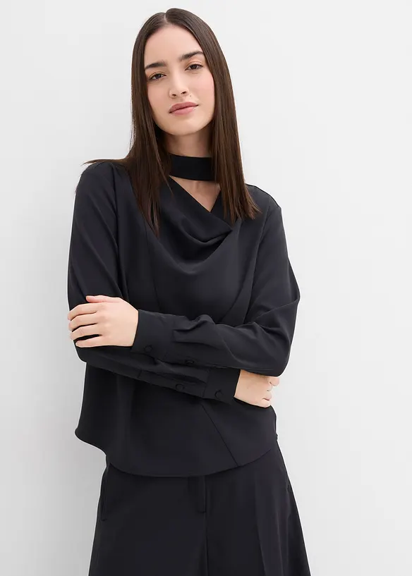 Leicht glänzendes Blusenshirt in schwarz von vorne (im Anschnitt) - bonprix Leicht glänzendes Blusenshirt in schwarz von vorne (im Anschnitt) - bonprix