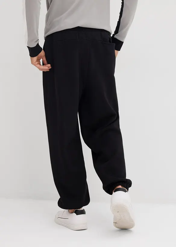 Jogginghose aus schwerer Baumwollqualität, Loose Fit in schwarz von hinten - bonprix
