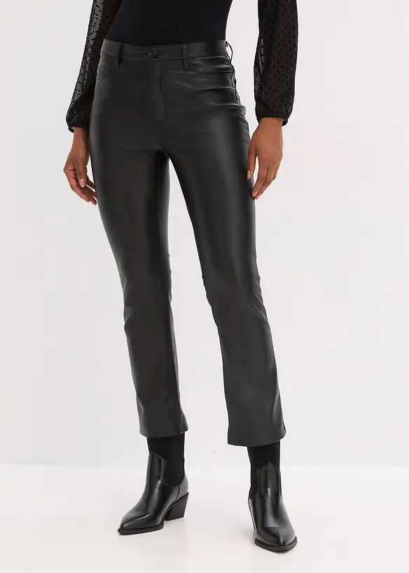 Lederimitat-Hose in schwarz von vorne - bonprix