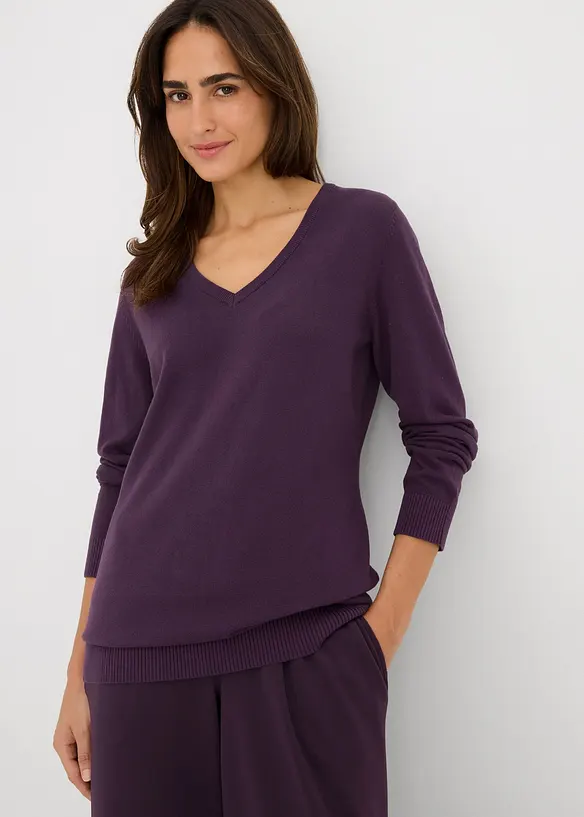 Feinstrick Longpullover mit V-Ausschnitt in lila von vorne (im Anschnitt) - bonprix