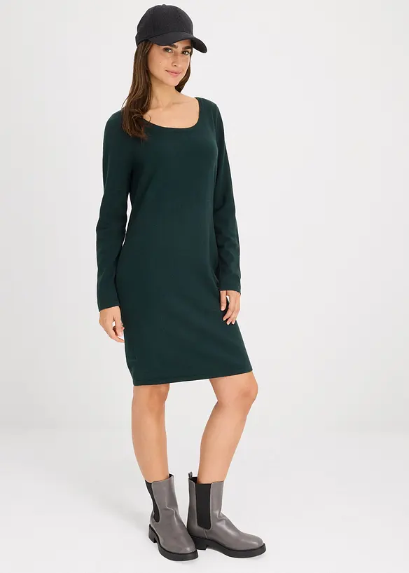 Strickkleid mit legerem Schnitt in grün von vorne (Totalaufnahme) - bonprix
