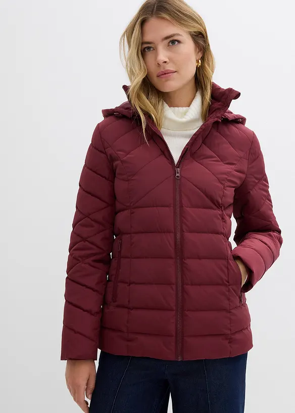 Leichte Steppjacke mit abnehmbarer Kapuze in rot von vorne (im Anschnitt) - bonprix