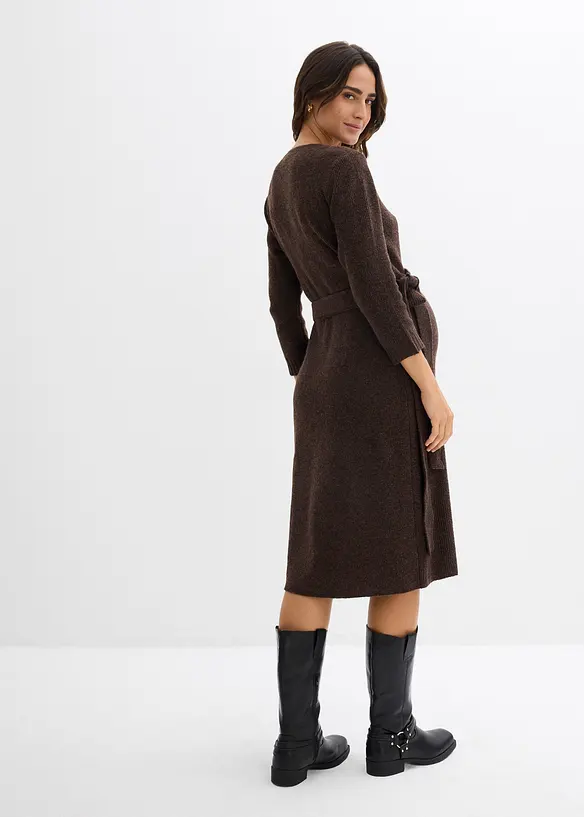 Superweiches Umstands- und Stillstrickkleid mit 3/4 Ärmeln in braun von hinten (Totalaufnahme) - bonprix