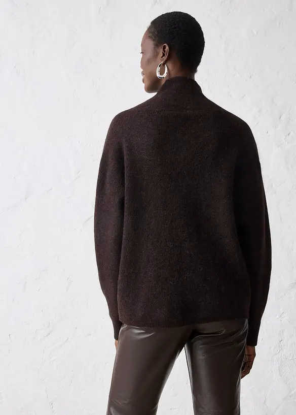 Pullover aus wärmendem Alpaka-Mix in braun von hinten (im Anschnitt) - bonprix
