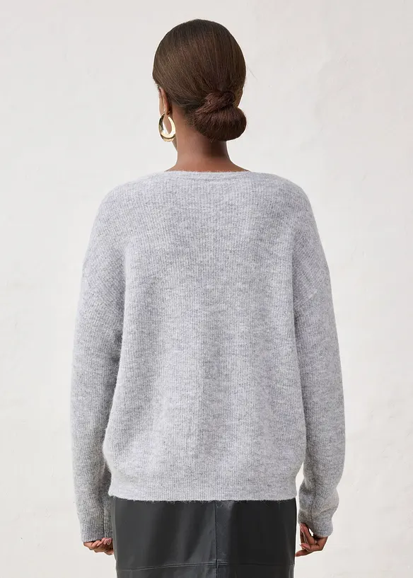 Strickjacke aus weichem Alpaka Woll-Mix in grau von hinten (im Anschnitt) - bonprix Strickjacke aus weichem Alpaka Woll-Mix in grau von hinten (im Anschnitt) - bonprix