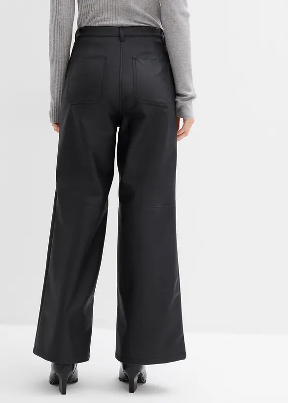 Lederimitat-Hose in schwarz von hinten - bonprix
