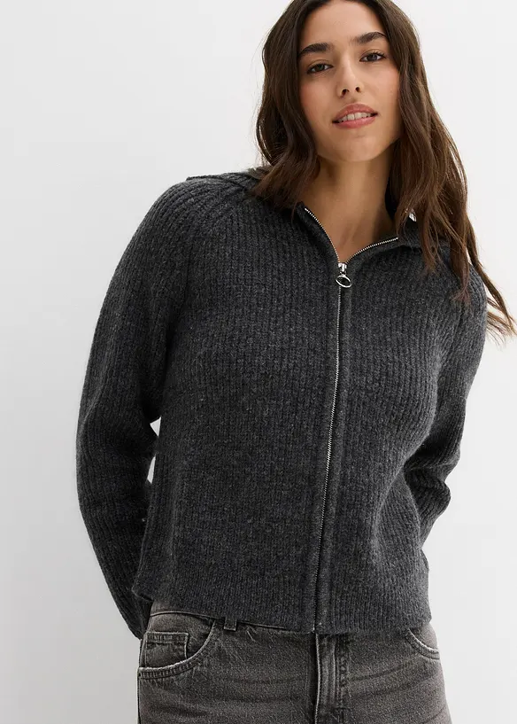 Strickjacke mit Kapuze in grau von vorne (im Anschnitt) - bonprix