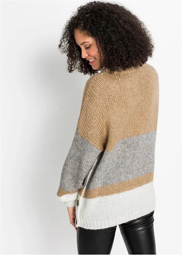 Gestreifter Oversize-Pullover mit Knöpfen in beige von hinten (im Anschnitt) - bonprix