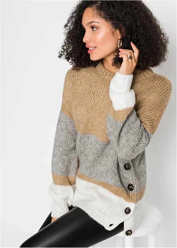 Gestreifter Oversize-Pullover mit Knöpfen in beige von vorne (im Anschnitt) - bonprix