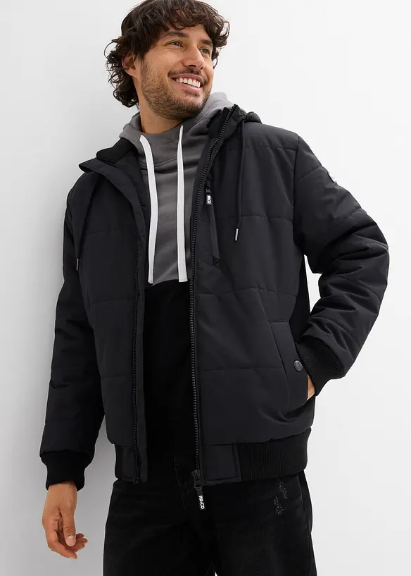 Winter-Steppjacke in Blousonform mit Kapuze in schwarz von vorne (im Anschnitt) - bonprix
