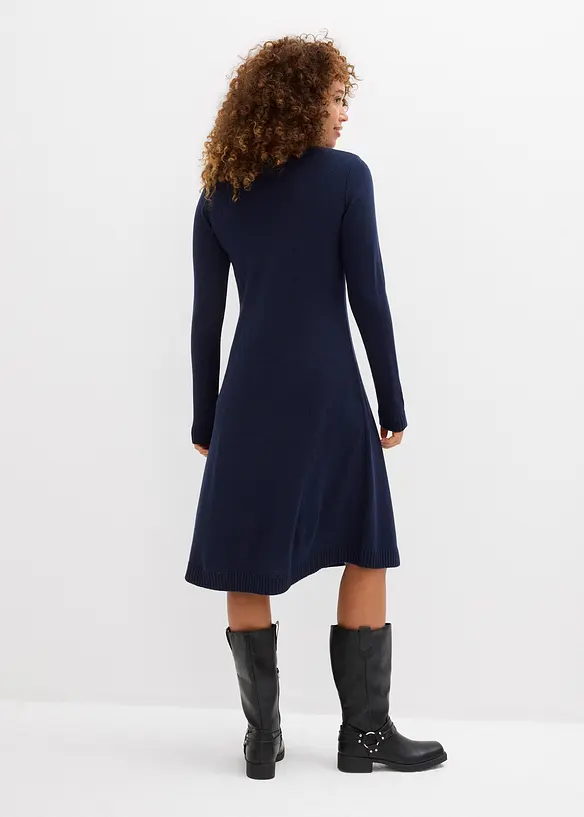 Strickkleid in ausgestellter Form in blau von hinten (Totalaufnahme) - bonprix