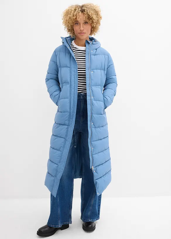 Langer Stepp-Mantel mit Kapuze in blau von vorne (Totalaufnahme) - bonprix