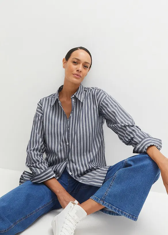 Oversize-Hemdbluse aus reiner Baumwolle in blau von vorne (im Anschnitt) - bonprix