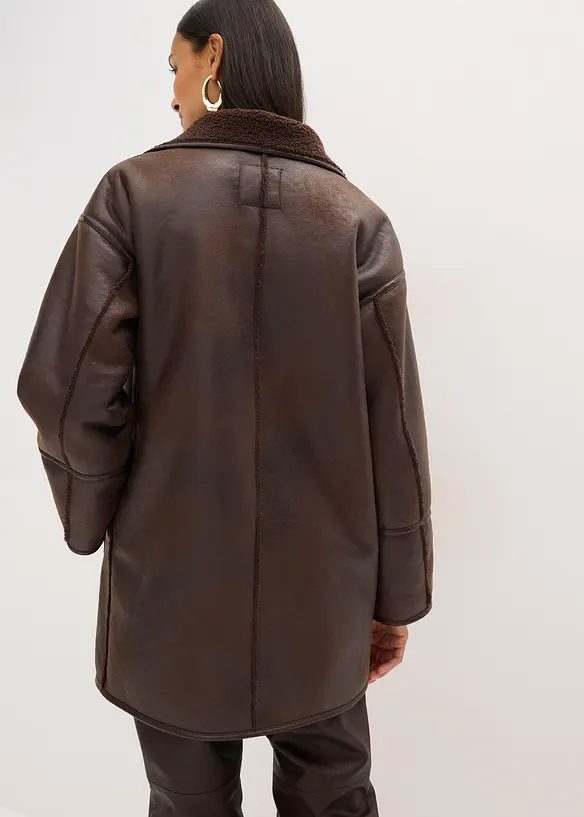 Oversized Lammfellimitat-Jacke in braun von hinten (im Anschnitt) - bonprix