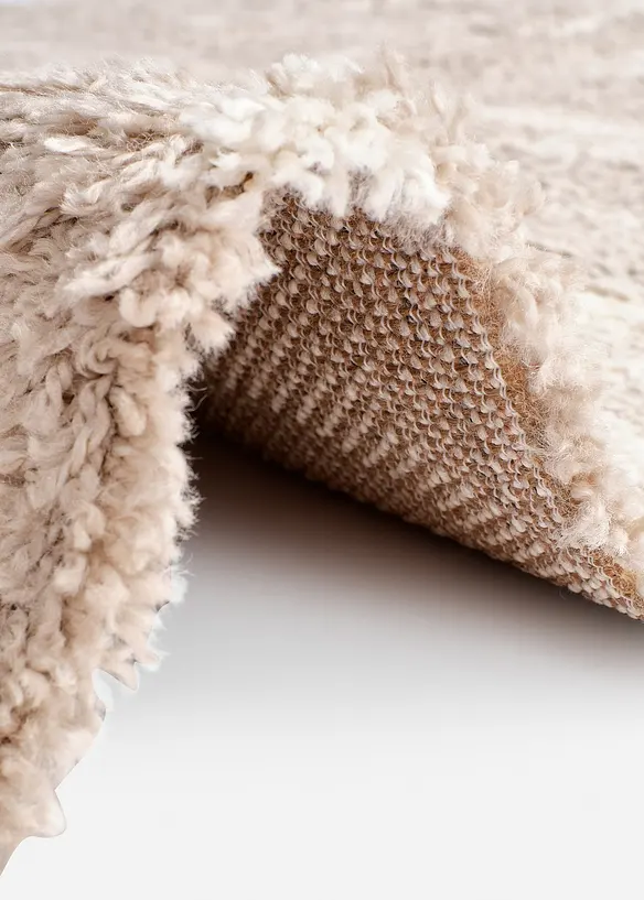 Hochflorteppich mit flauschiger Oberfläche in beige (Detailaufnahme) - bonprix