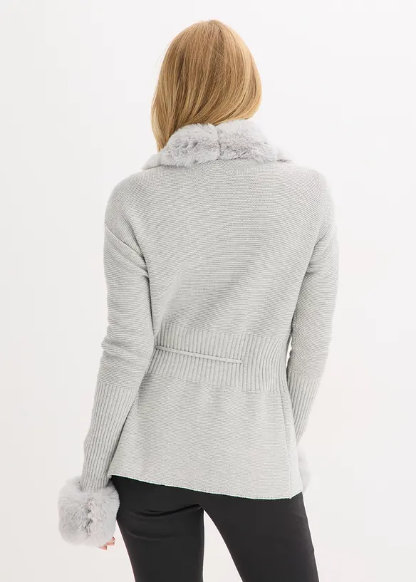 Strickjacke mit abnehmbarem Fellimitat in grau von hinten (im Anschnitt) - bonprix Strickjacke mit abnehmbarem Fellimitat in grau von hinten (im Anschnitt) - bonprix