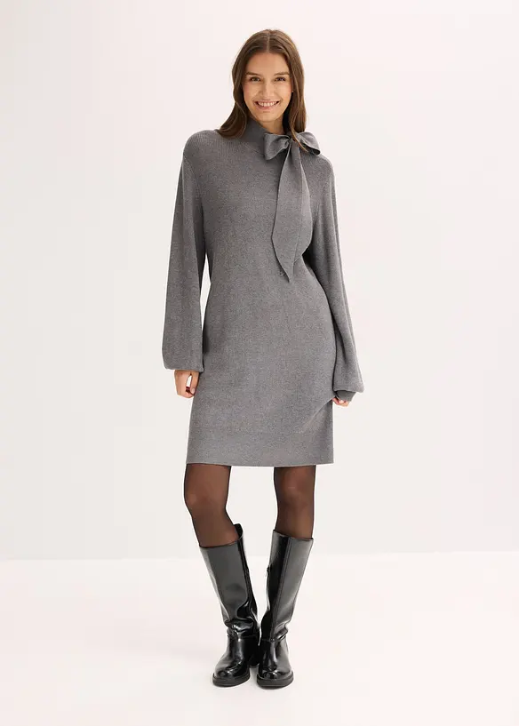 Strickkleid mit Schleife aus softem Viskose-Mix in grau von vorne (Totalaufnahme) - bonprix Strickkleid mit Schleife aus softem Viskose-Mix in grau von vorne (Totalaufnahme) - bonprix