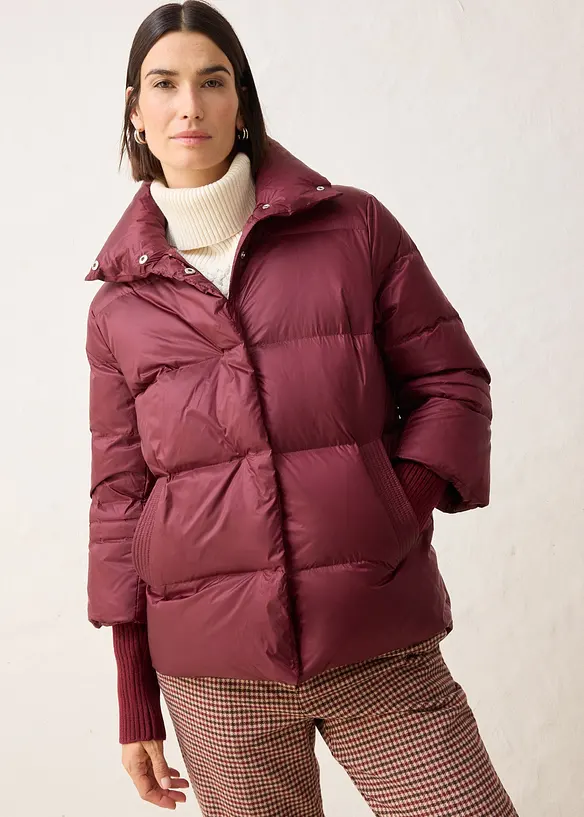 Daunenjacke mit recycelten Daunen  und Strickärmeln in rot von vorne (im Anschnitt) - bonprix
