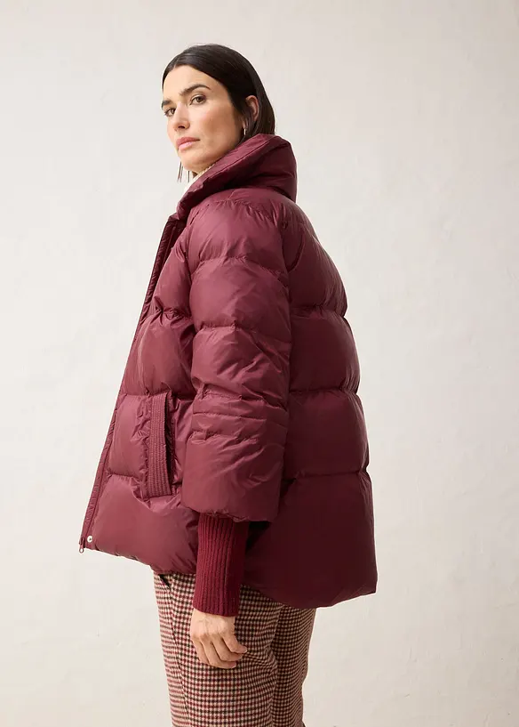 Daunenjacke mit recycelten Daunen  und Strickärmeln in rot von hinten (im Anschnitt) - bonprix