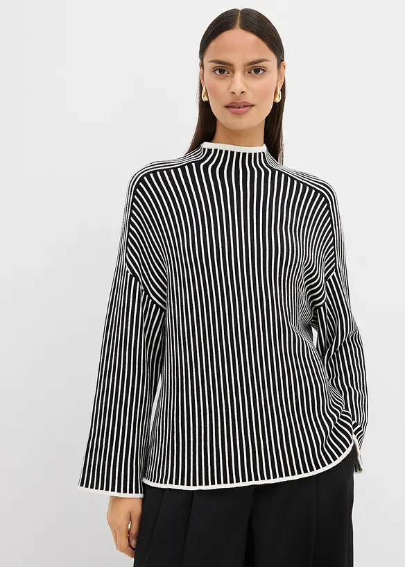 Oversized-Pullover mit Turtleneck aus Viskose-Mix in schwarz von vorne (im Anschnitt) - bonprix