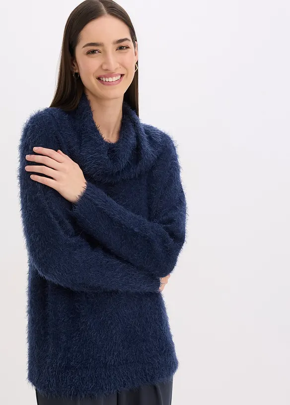Rollkragenpullover aus weichem Federgarn in blau von vorne (im Anschnitt) - bonprix