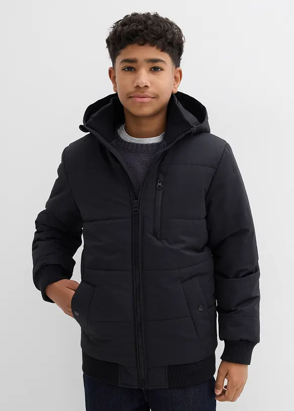 Winter-Steppjacke in Blousonform mit Kapuze in schwarz von vorne (im Anschnitt) - bonprix