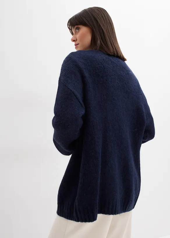 Oversize-Grobstrickjacke in blau von hinten (im Anschnitt) - bonprix