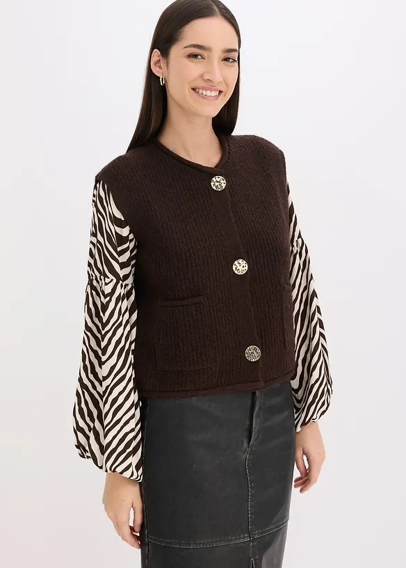 Strickweste mit dekorativen Knöpfen in braun von vorne (im Anschnitt) - bonprix