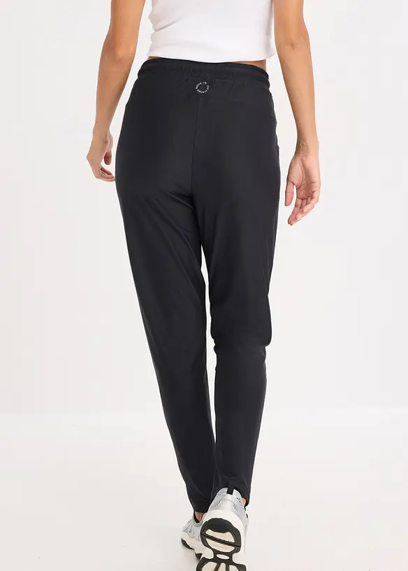 Ultrasofte Sporthose, schnelltrocknend in schwarz von hinten - bonprix