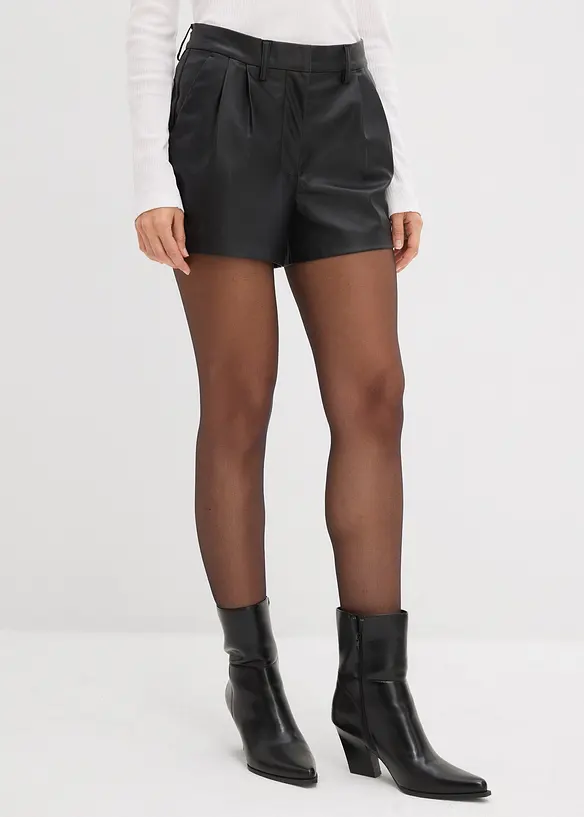 Kurze Lederimitat-Shorts in schwarz von vorne - bonprix