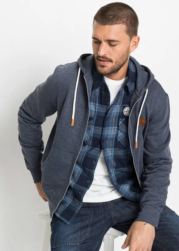Kapuzen-Sweatjacke mit Lederimitat-Details in blau von vorne (im Anschnitt) - bonprix