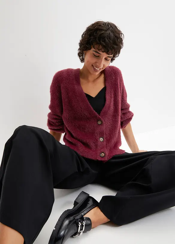 Strickjacke mit Viskose in rot von vorne (im Anschnitt) - bonprix