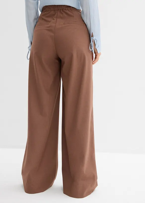 Bundfaltenhose mit Bequembund in braun von hinten - bonprix