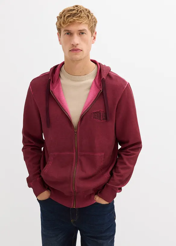 Kapuzen-Sweatjacke in ausgewaschener Optik in rot von vorne (im Anschnitt) - bonprix