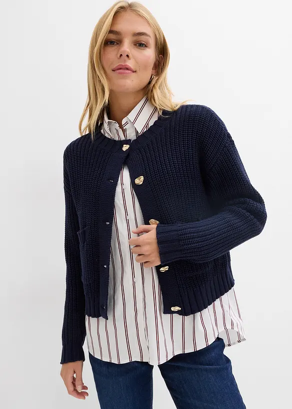 Grobstrickjacke mit gehämmerten Knöpfen in blau von vorne (im Anschnitt) - bonprix