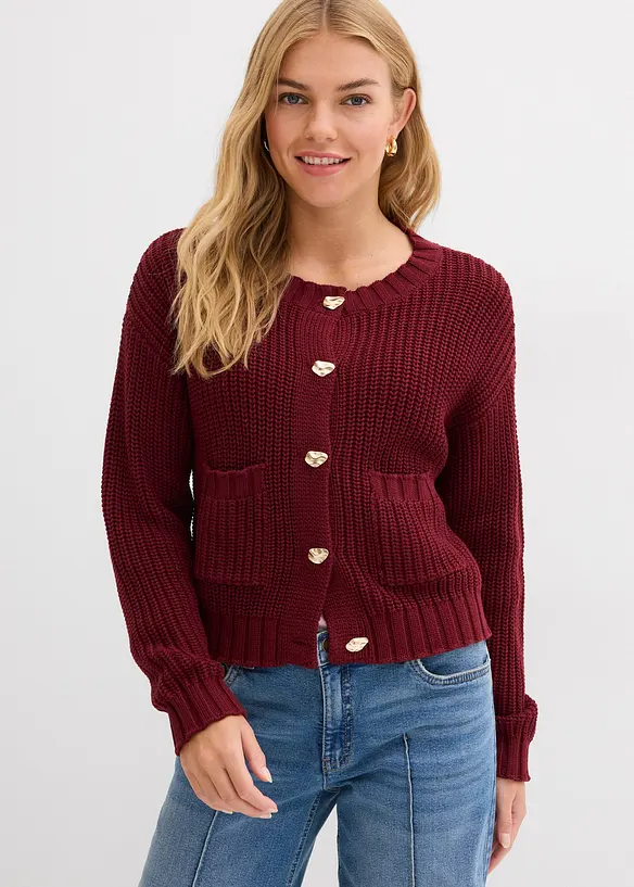 Grobstrickjacke mit gehämmerten Knöpfen in rot von vorne (im Anschnitt) - bonprix