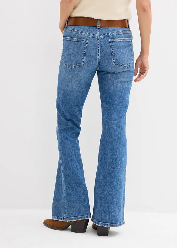 Flared-Jeans Mid Waist in blau von hinten - bonprix