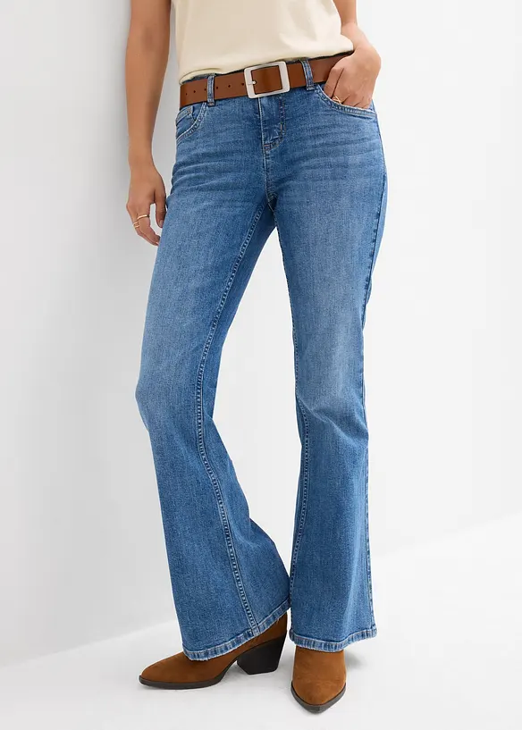 Flared-Jeans Mid Waist in blau von vorne - bonprix