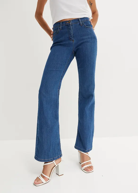 Bootcut-Jeans Mid Waist, Stretch in blau von vorne - bonprix