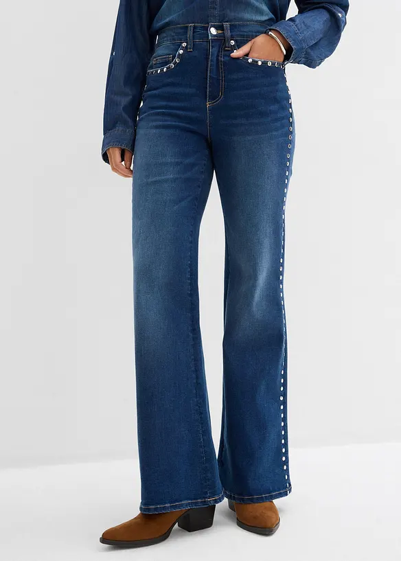 Flared-Jeans High Waist mit Nietenbesatz in blau von vorne - bonprix