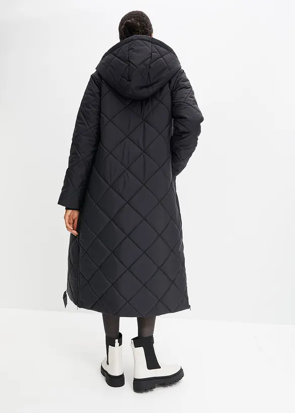 Langer, wattierter Steppmantel mit Kapuze in schwarz von hinten (Totalaufnahme) - bonprix