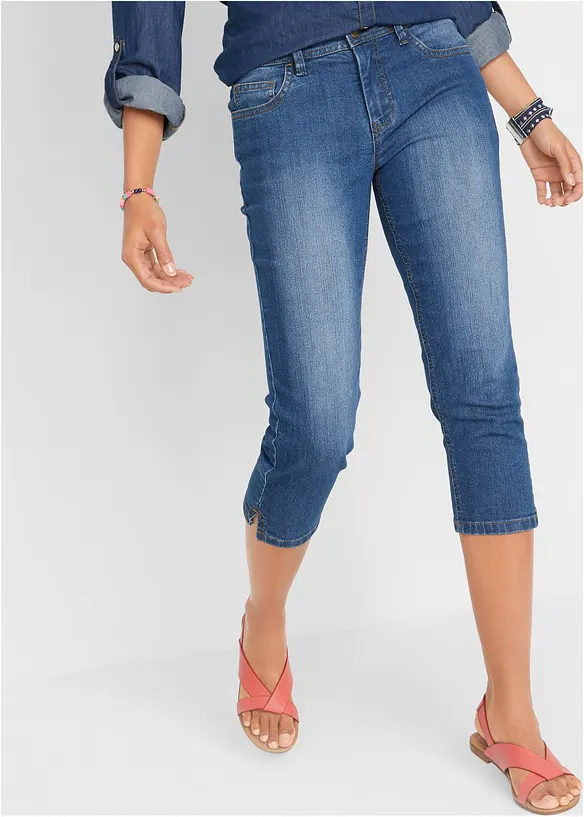 Capri-Jeans Mid Waist, mit Gürtelschlaufen in blau von vorne - bonprix