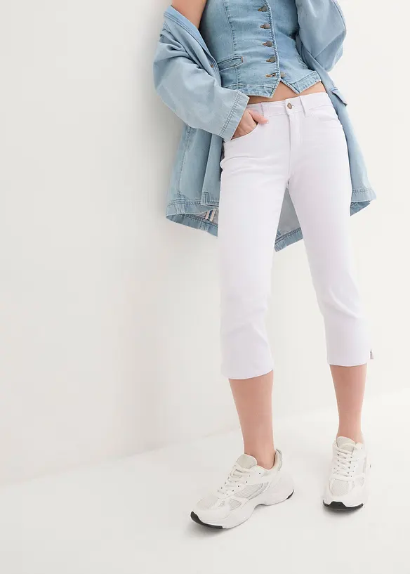 Capri-Jeans Mid Waist, mit Gürtelschlaufen in weiß von vorne - bonprix