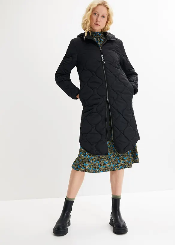 Steppmantel aus recyceltem Polyester in schwarz von vorne (Totalaufnahme) - bonprix