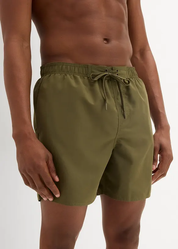 Badeshorts mit seitlichen Taschen in grün von vorne - bonprix