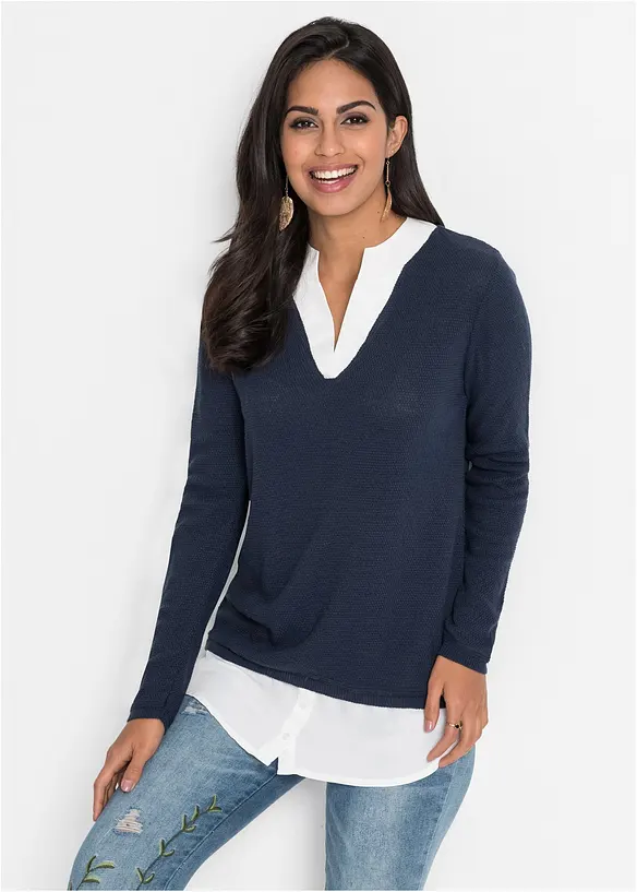 Feinstrickpullover mit Bluseneinsatz in blau von vorne (im Anschnitt) - bonprix Feinstrickpullover mit Bluseneinsatz in blau von vorne (im Anschnitt) - bonprix