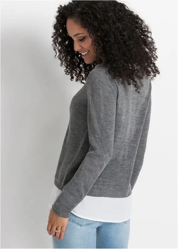 Feinstrickpullover mit Bluseneinsatz in grau von hinten (im Anschnitt) - bonprix