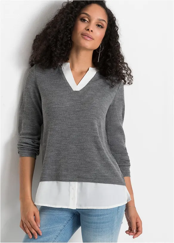 Feinstrickpullover mit Bluseneinsatz in grau von vorne (im Anschnitt) - bonprix